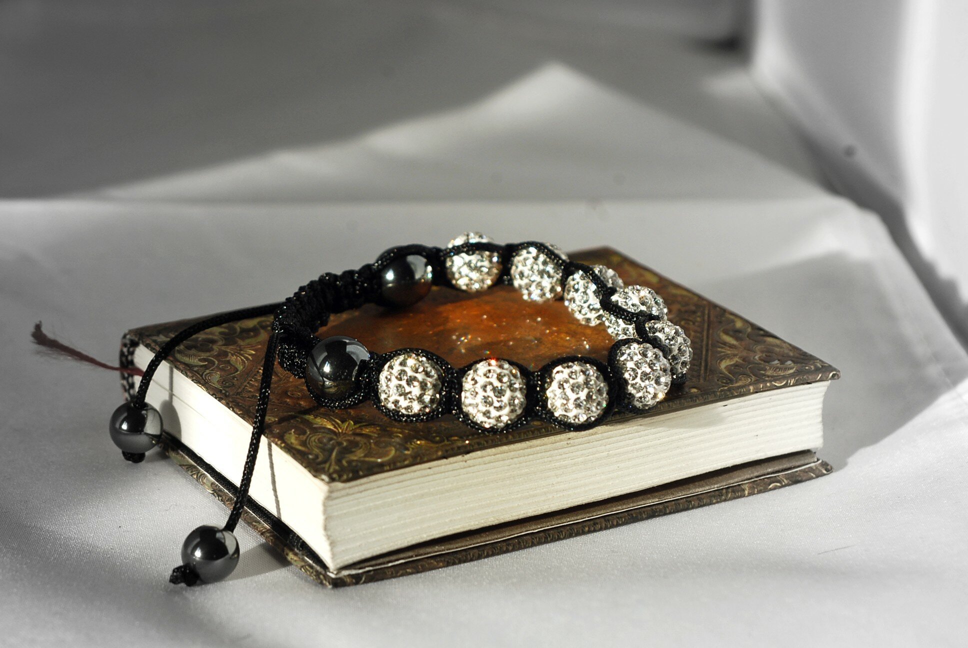 Apyrankė shamballa su Swarovski kristalais - sidabrinės spalvos